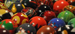Die Boule-Szene bunte Kugeln